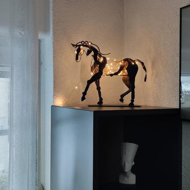 "Handgjord modern hästskulptur i metall med abstrakt design, perfekt för hemdekor, elegant och unik i varje exemplar."