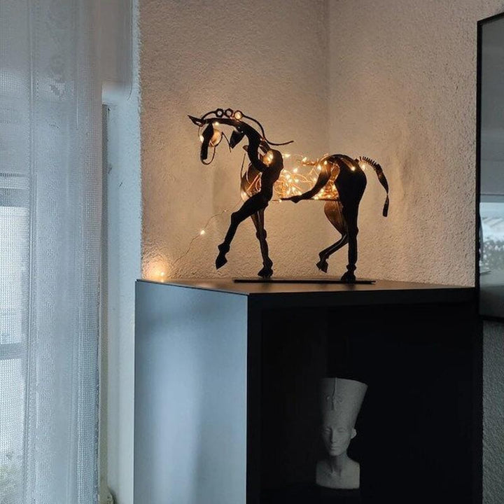 "Handgjord modern hästskulptur i metall med abstrakt design, perfekt för hemdekor, elegant och unik i varje exemplar."