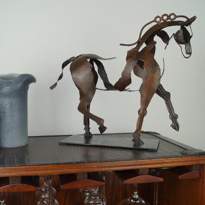 "Handgjord modern hästskulptur i metall med abstrakt design, perfekt för hemdekor, elegant och unik i varje exemplar."