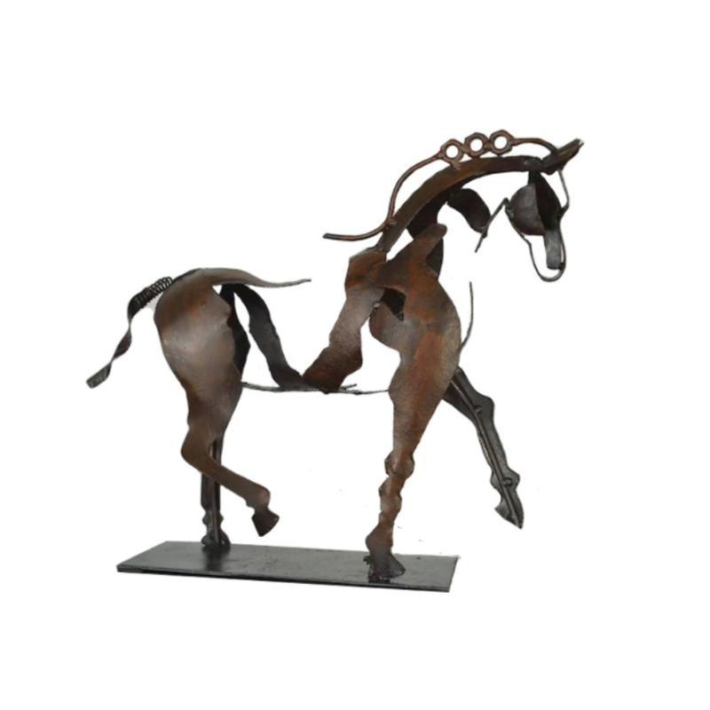 "Handgjord modern hästskulptur i metall med abstrakt design, perfekt för hemdekor, elegant och unik i varje exemplar."