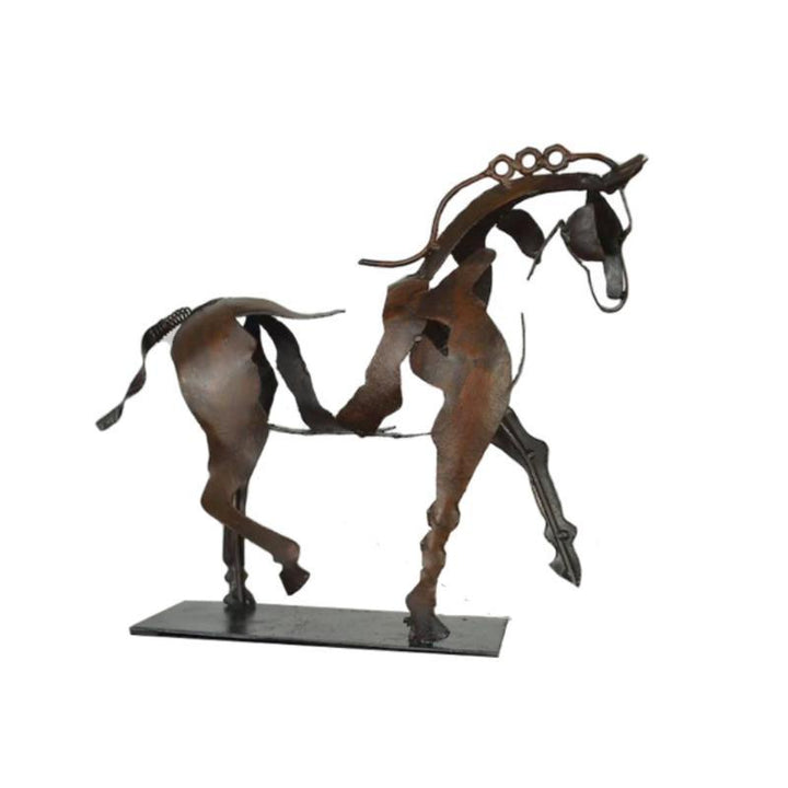 "Handgjord modern hästskulptur i metall med abstrakt design, perfekt för hemdekor, elegant och unik i varje exemplar."