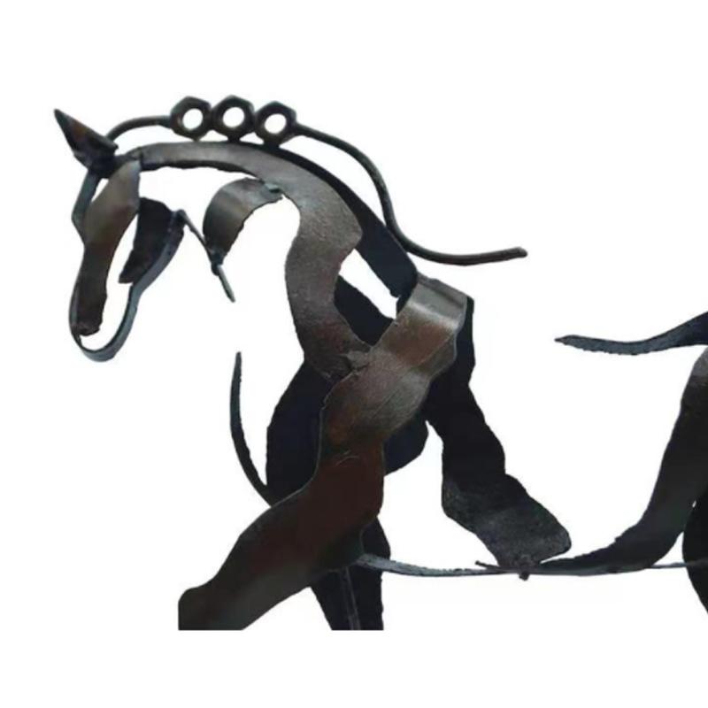 "Handgjord modern hästskulptur i metall med abstrakt design, perfekt för hemdekor, elegant och unik i varje exemplar."