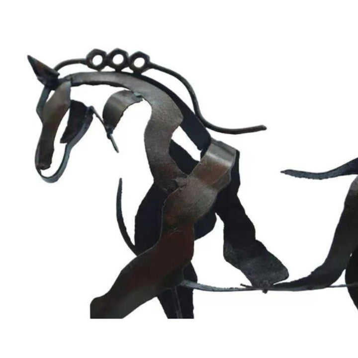 "Handgjord modern hästskulptur i metall med abstrakt design, perfekt för hemdekor, elegant och unik i varje exemplar."