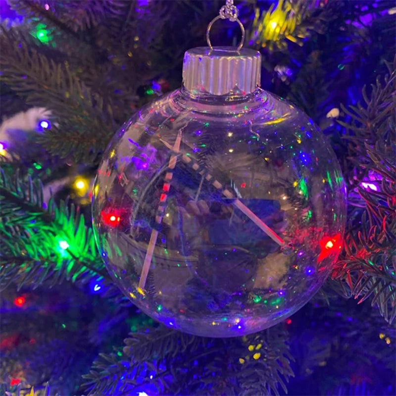 "Handgjord stickning juldekoration i glas, med akrylkula och charmig stickscen, perfekt för hem- och trädgårdsinredning."