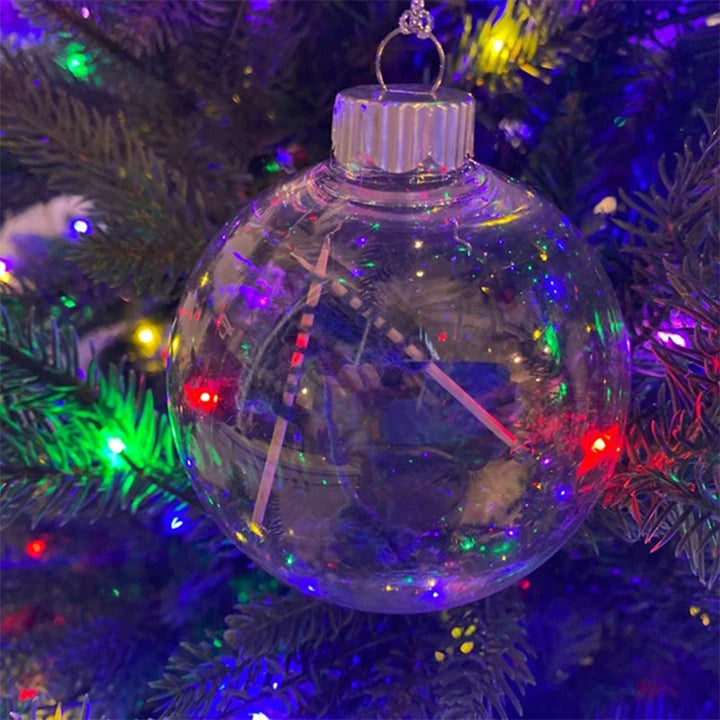 "Handgjord stickning juldekoration i glas, med akrylkula och charmig stickscen, perfekt för hem- och trädgårdsinredning."