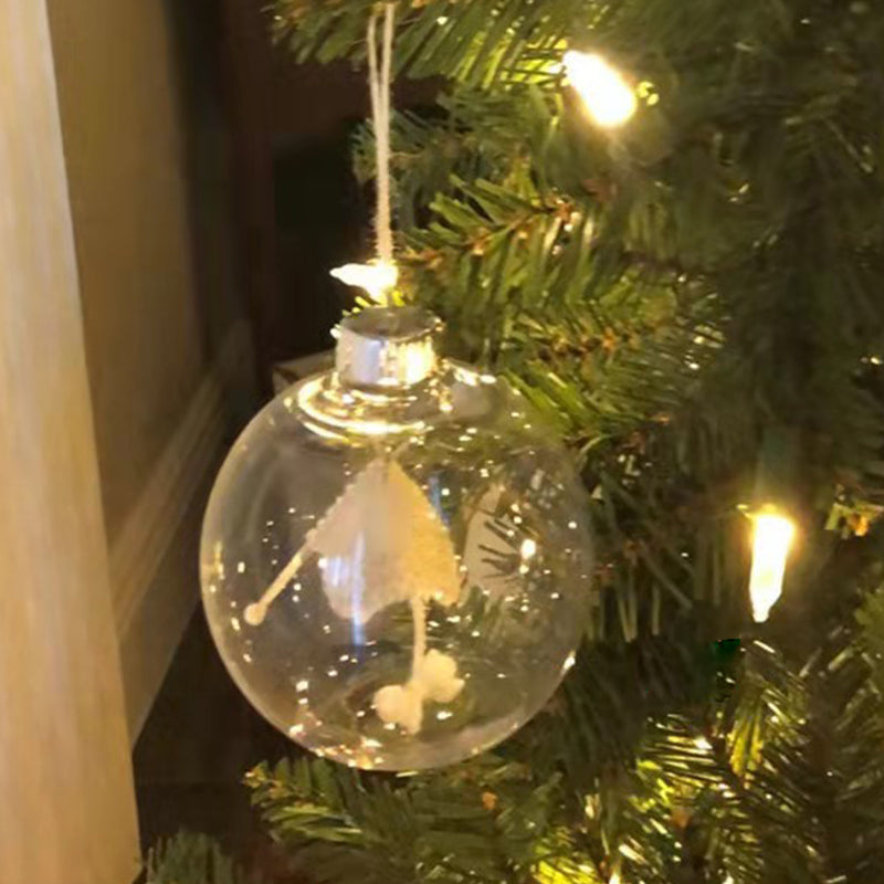 "Handgjord stickning juldekoration i glas, med akrylkula och charmig stickscen, perfekt för hem- och trädgårdsinredning."