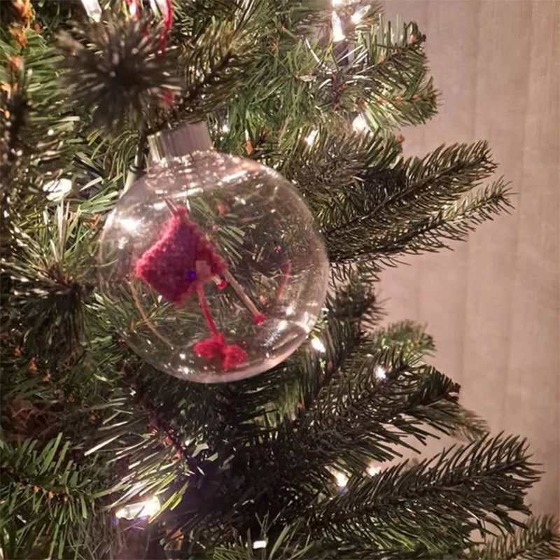 "Handgjord stickning juldekoration i glas, med akrylkula och charmig stickscen, perfekt för hem- och trädgårdsinredning."