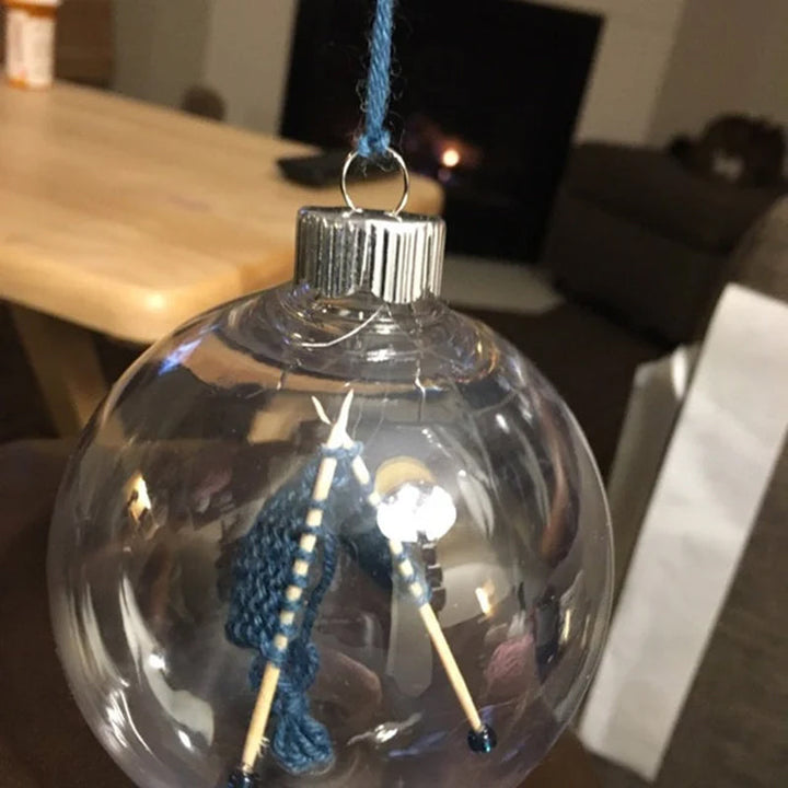"Handgjord stickning juldekoration i glas, med akrylkula och charmig stickscen, perfekt för hem- och trädgårdsinredning."