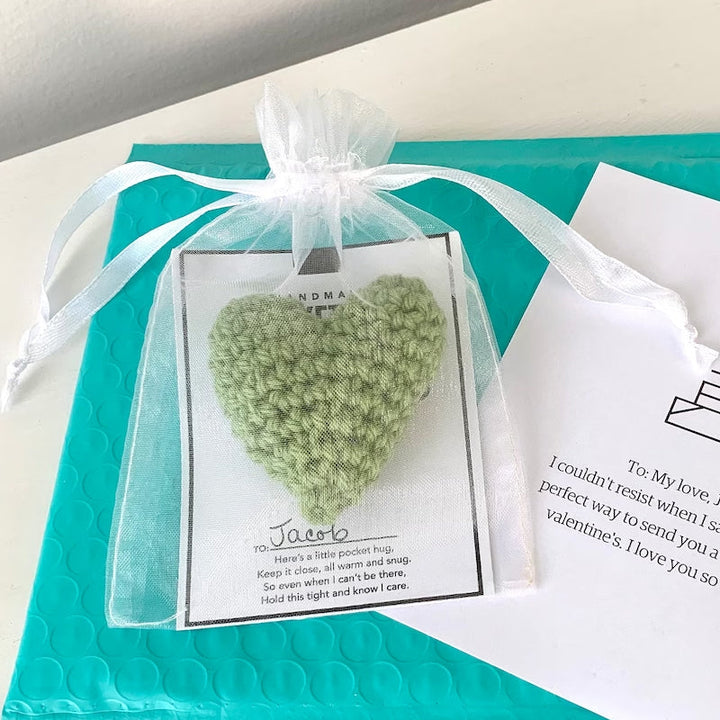 "Handgjord virkad fickkram, hjärtformad accessoar i olika färger; perfekt symbolisk present med omtänksam design."