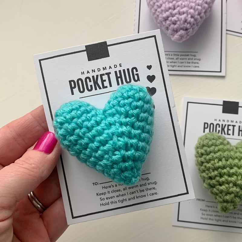 "Handgjord virkad fickkram, hjärtformad accessoar i olika färger; perfekt symbolisk present med omtänksam design."