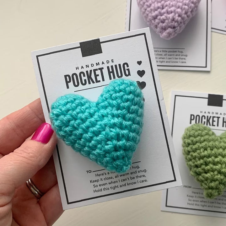 "Handgjord virkad fickkram, hjärtformad accessoar i olika färger; perfekt symbolisk present med omtänksam design."