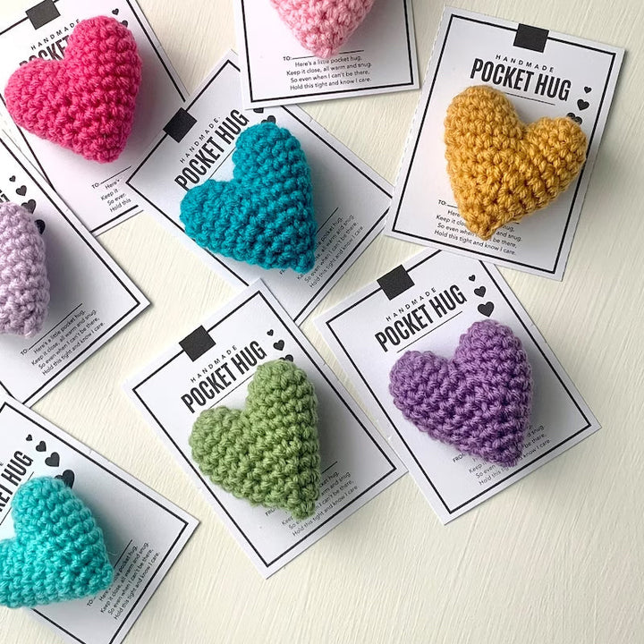 "Handgjord virkad fickkram, hjärtformad accessoar i olika färger; perfekt symbolisk present med omtänksam design."
