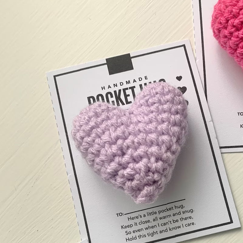 "Handgjord virkad fickkram, hjärtformad accessoar i olika färger; perfekt symbolisk present med omtänksam design."