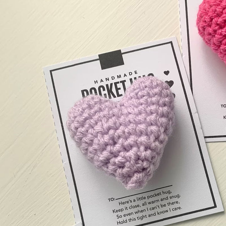 "Handgjord virkad fickkram, hjärtformad accessoar i olika färger; perfekt symbolisk present med omtänksam design."
