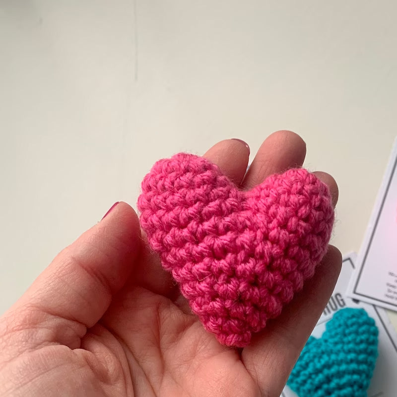 "Handgjord virkad fickkram, hjärtformad accessoar i olika färger; perfekt symbolisk present med omtänksam design."
