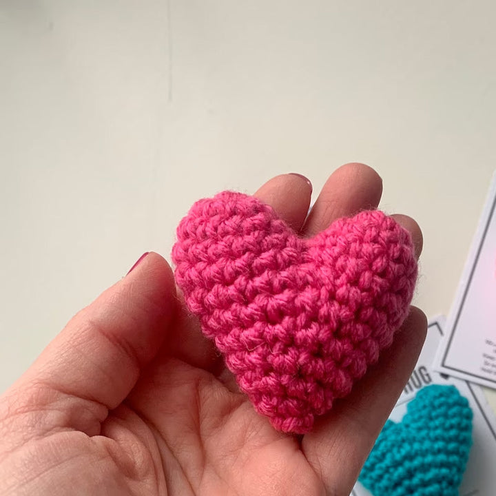 "Handgjord virkad fickkram, hjärtformad accessoar i olika färger; perfekt symbolisk present med omtänksam design."