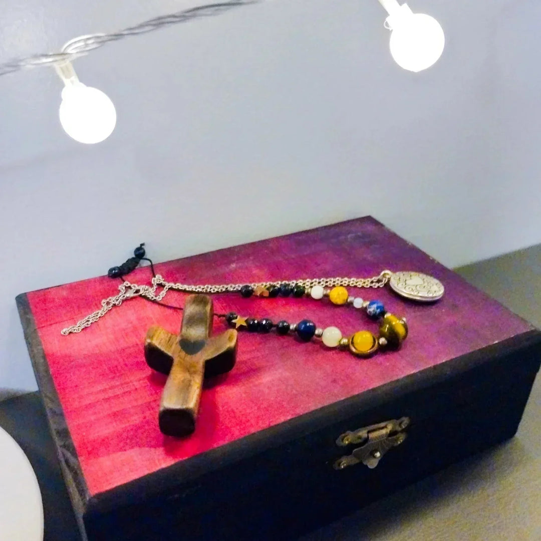 "Handgjort olivträkors för tröst och uppmuntran, med slät finish, perfekt som bärbar accessoar och taktil påminnelse om hopp.