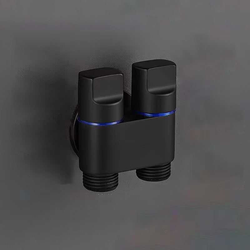 "Handhållen bidéspruta för badrum med dubbelkontroll, elegant design i mässing, justerbart vattenflöde och flexibel slang."