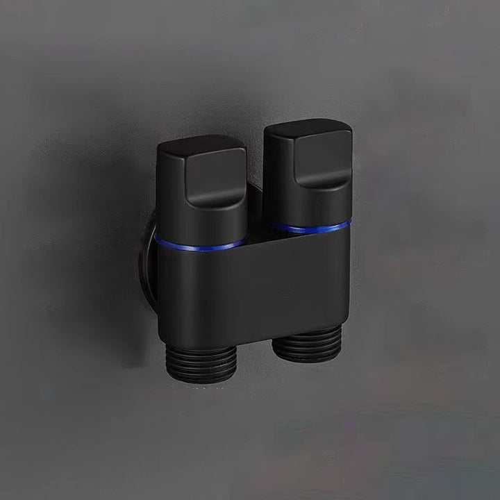 "Handhållen bidéspruta för badrum med dubbelkontroll, elegant design i mässing, justerbart vattenflöde och flexibel slang."