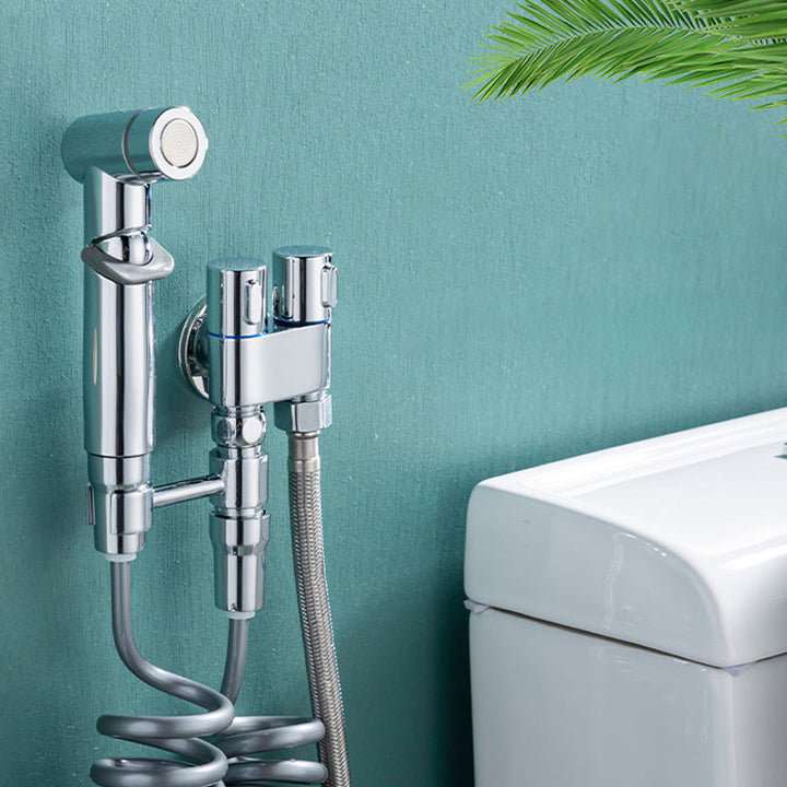 "Handhållen bidéspruta för badrum med dubbelkontroll, elegant design i mässing, justerbart vattenflöde och flexibel slang."