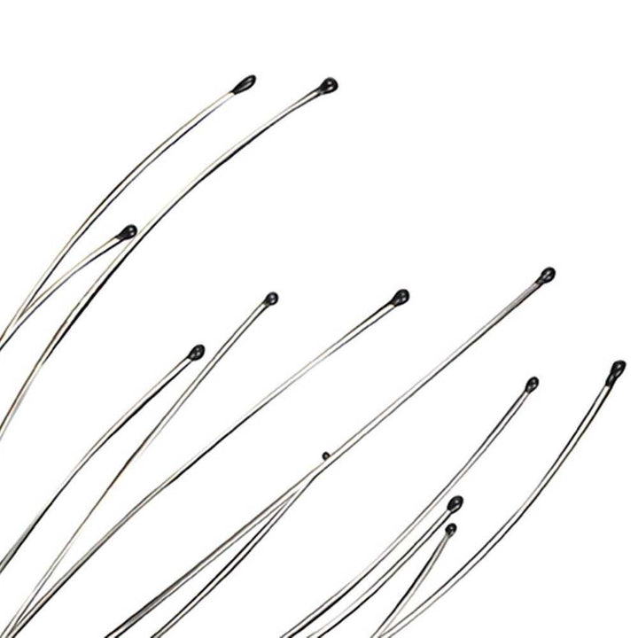 Handhållen huvudmassage, silverfärgad med kloliknande toppar, för hårstimulering och avslappning. Perfekt för välbefinnande.