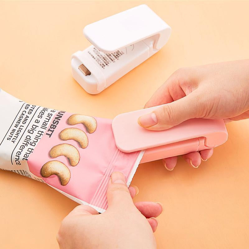 "Handhållen värmepåsförseglare för kök, kompakt och batteridriven med säkerhetsklämma, ideal för försegling av plastpåsar."
