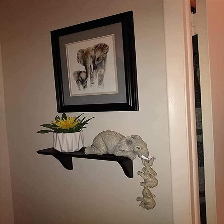"Handmålad elefantfigur med exotiska detaljer, symboliserar styrka och elegans, perfekt för inredningsdekoration."