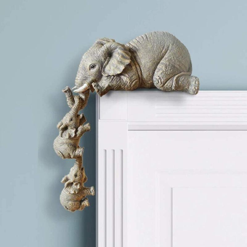 "Handmålad elefantfigur med exotiska detaljer, symboliserar styrka och elegans, perfekt för inredningsdekoration."
