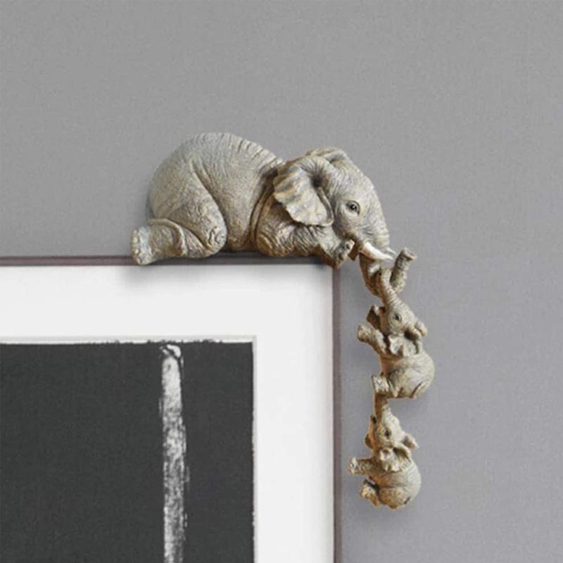 "Handmålad elefantfigur med exotiska detaljer, symboliserar styrka och elegans, perfekt för inredningsdekoration."