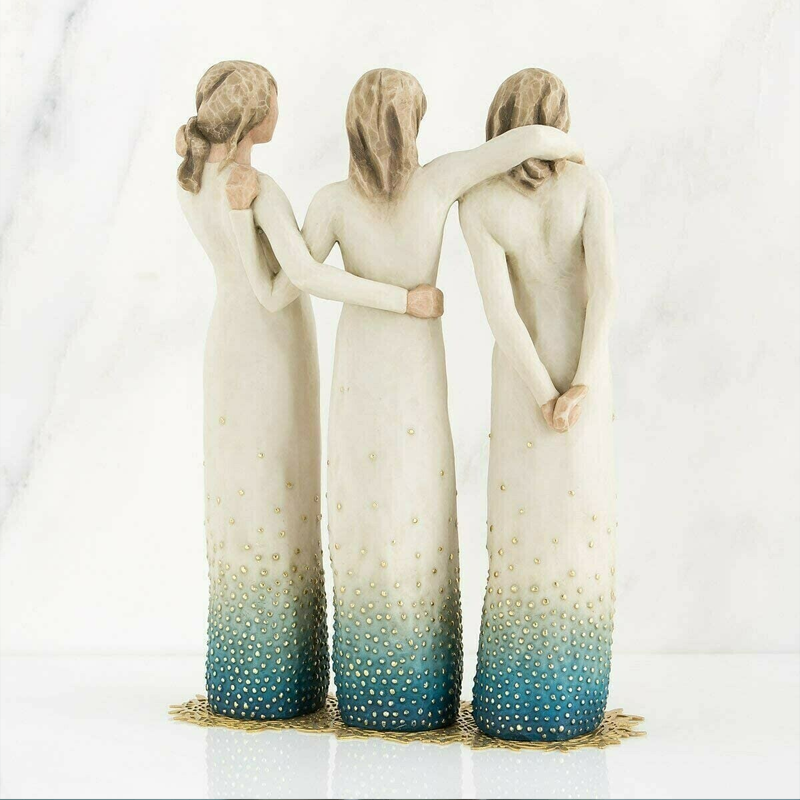 "Handmålad skulptur med två kvinnor i varm färg, symboliserar nära relationer, perfekt för hemdekoration."