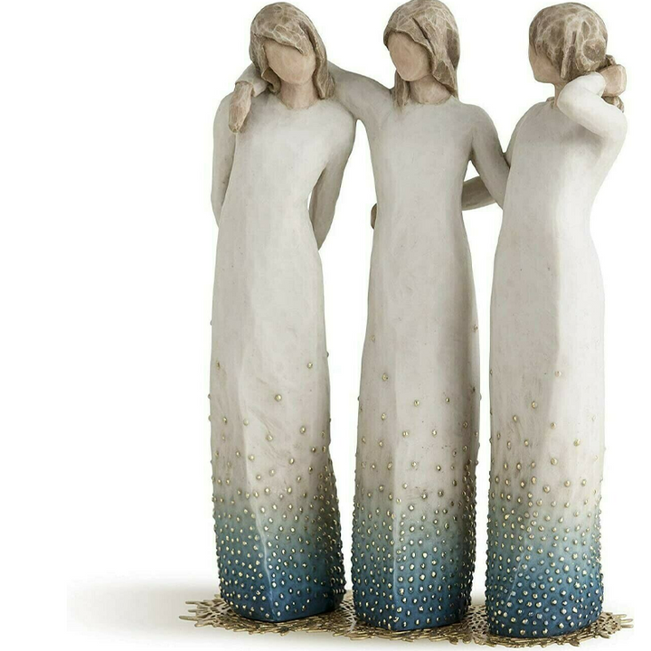 "Handmålad skulptur med två kvinnor i varm färg, symboliserar nära relationer, perfekt för hemdekoration."