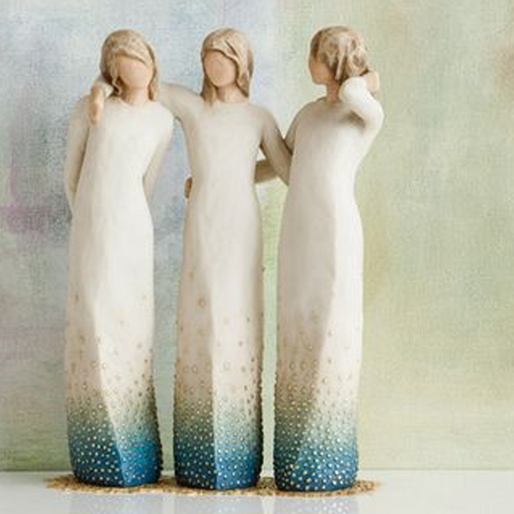 "Handmålad skulptur med två kvinnor i varm färg, symboliserar nära relationer, perfekt för hemdekoration."
