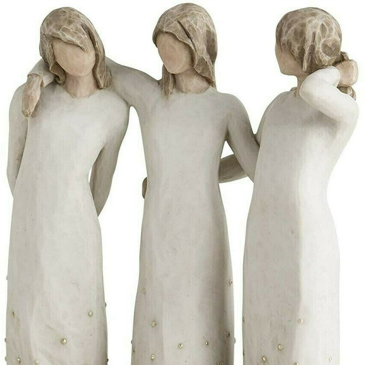 "Handmålad skulptur med två kvinnor i varm färg, symboliserar nära relationer, perfekt för hemdekoration."