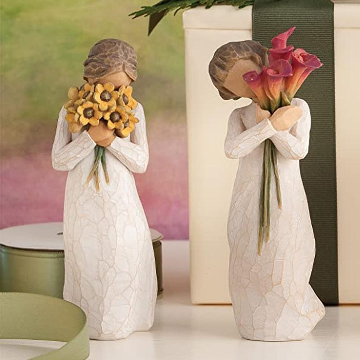 "Handsnidad blomsterdekoration: detaljrika blommor i högkvalitativ harts, perfekt som stilfull inredning eller gåva."