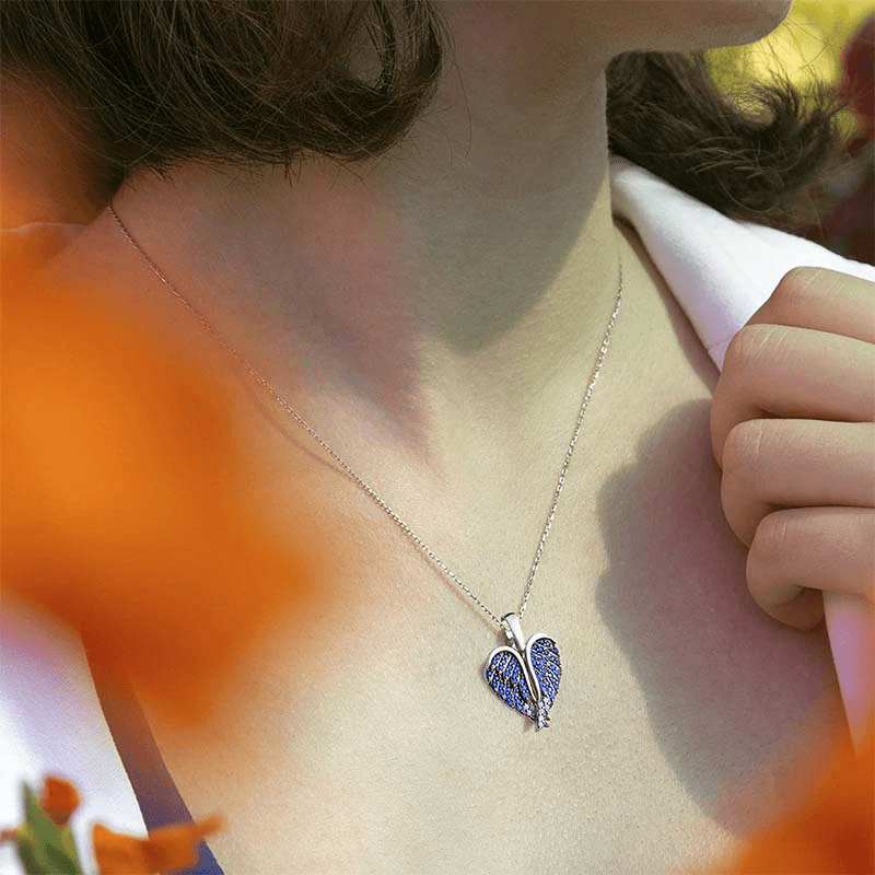 "Hängande halsband med hjärta och änglavingar, silverglänsande, smycket för damer, symbol för skydd och hopp."