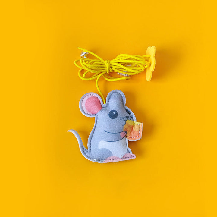 "Hängande kattleksak i plysch med fransar, färgstark design i former av larv och mus, justerbar längd för maximal lek."