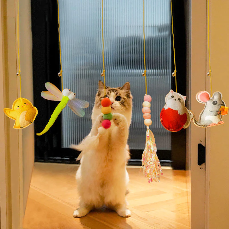 "Hängande kattleksak i plysch med fransar, färgstark design i former av larv och mus, justerbar längd för maximal lek."
