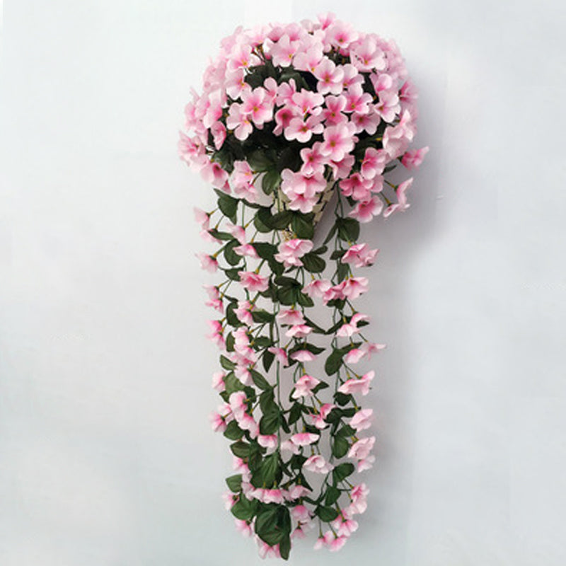 "Hängande konstgjord blomkorg med lila silkesblommor, livfulla färger för inredning, realistisk och naturlig design."