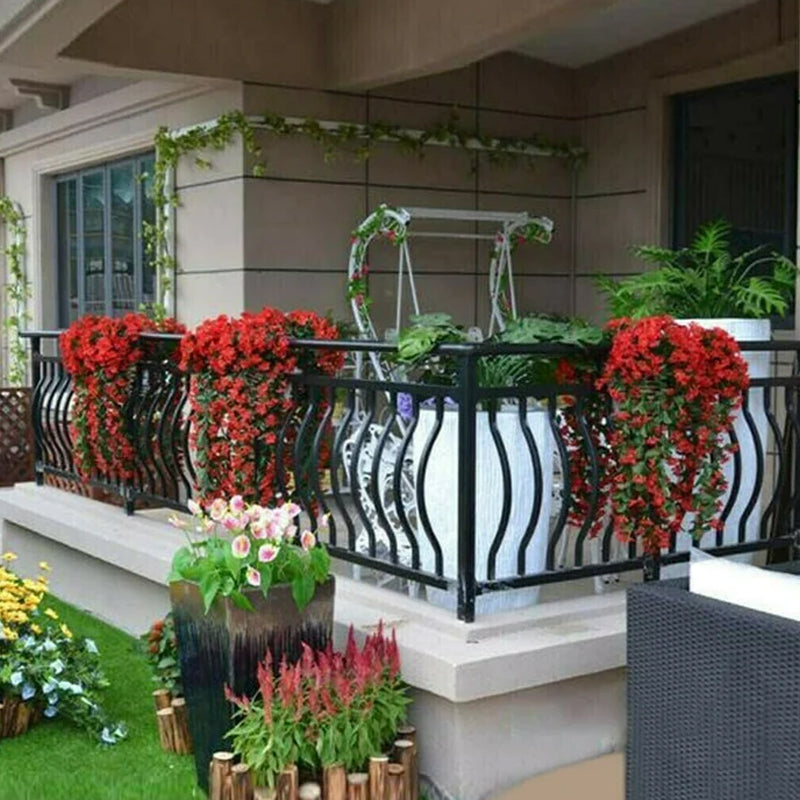 "Hängande konstgjord blomkorg med lila silkesblommor, livfulla färger för inredning, realistisk och naturlig design."