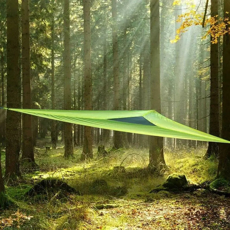 "Hängmatta för flera personer, grön och svart, rymlig och stark design, idealisk för camping och familjeanvändning."