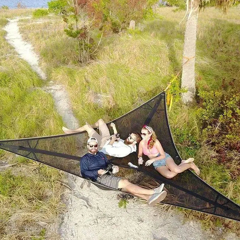 "Hängmatta för flera personer, grön och svart, rymlig och stark design, idealisk för camping och familjeanvändning."