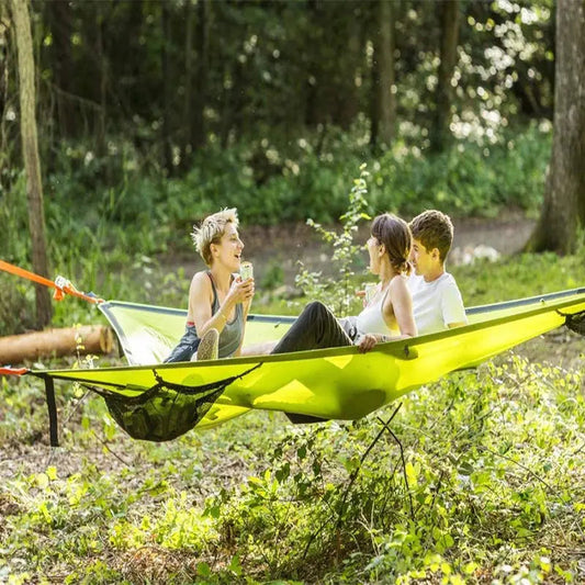 "Hängmatta för flera personer, grön och svart, rymlig och stark design, idealisk för camping och familjeanvändning."