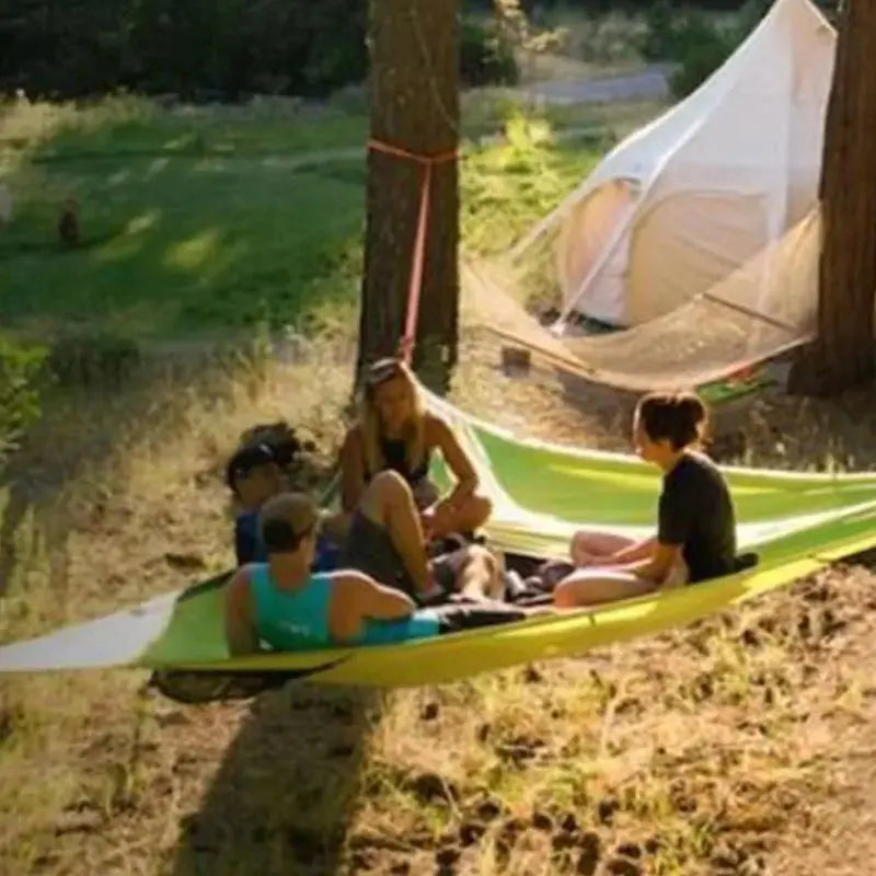 "Hängmatta för flera personer, grön och svart, rymlig och stark design, idealisk för camping och familjeanvändning."