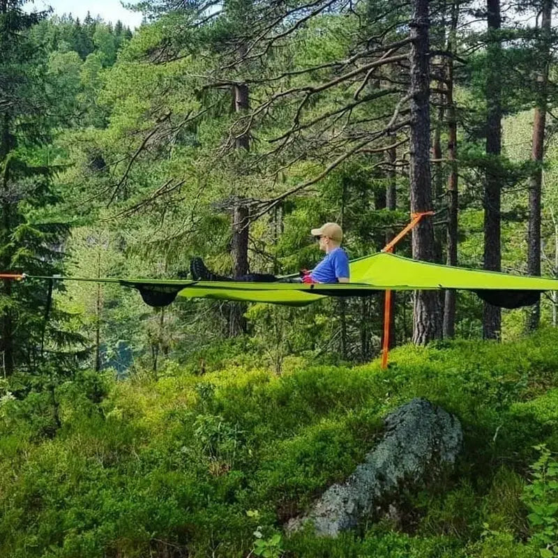 "Hängmatta för flera personer, grön och svart, rymlig och stark design, idealisk för camping och familjeanvändning."