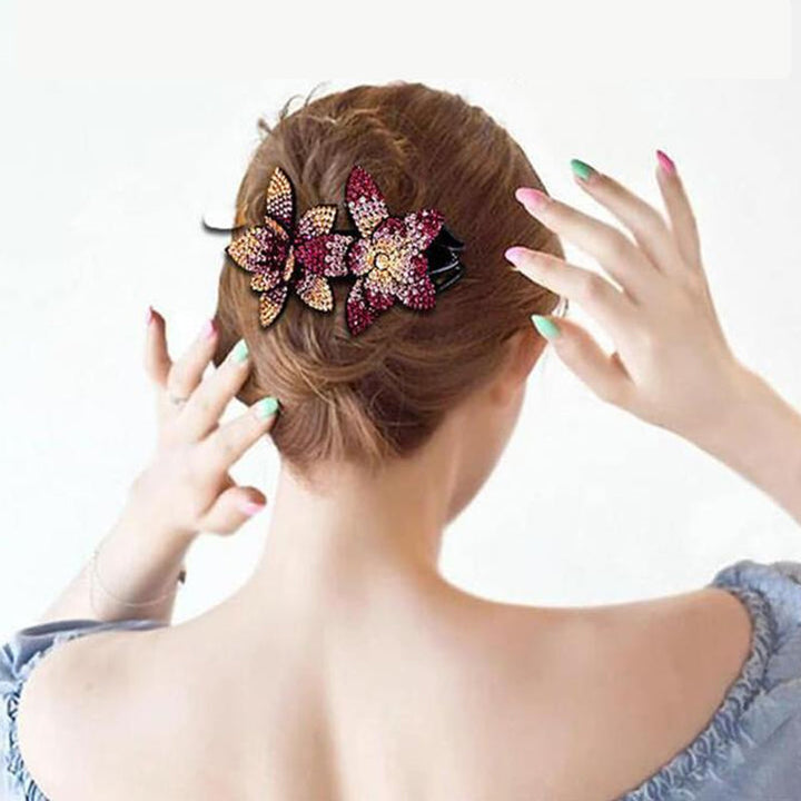 "Hårklämma med strass och dubbla blommor för kvinnor, elegant design med glittrande detaljer i olika färger."