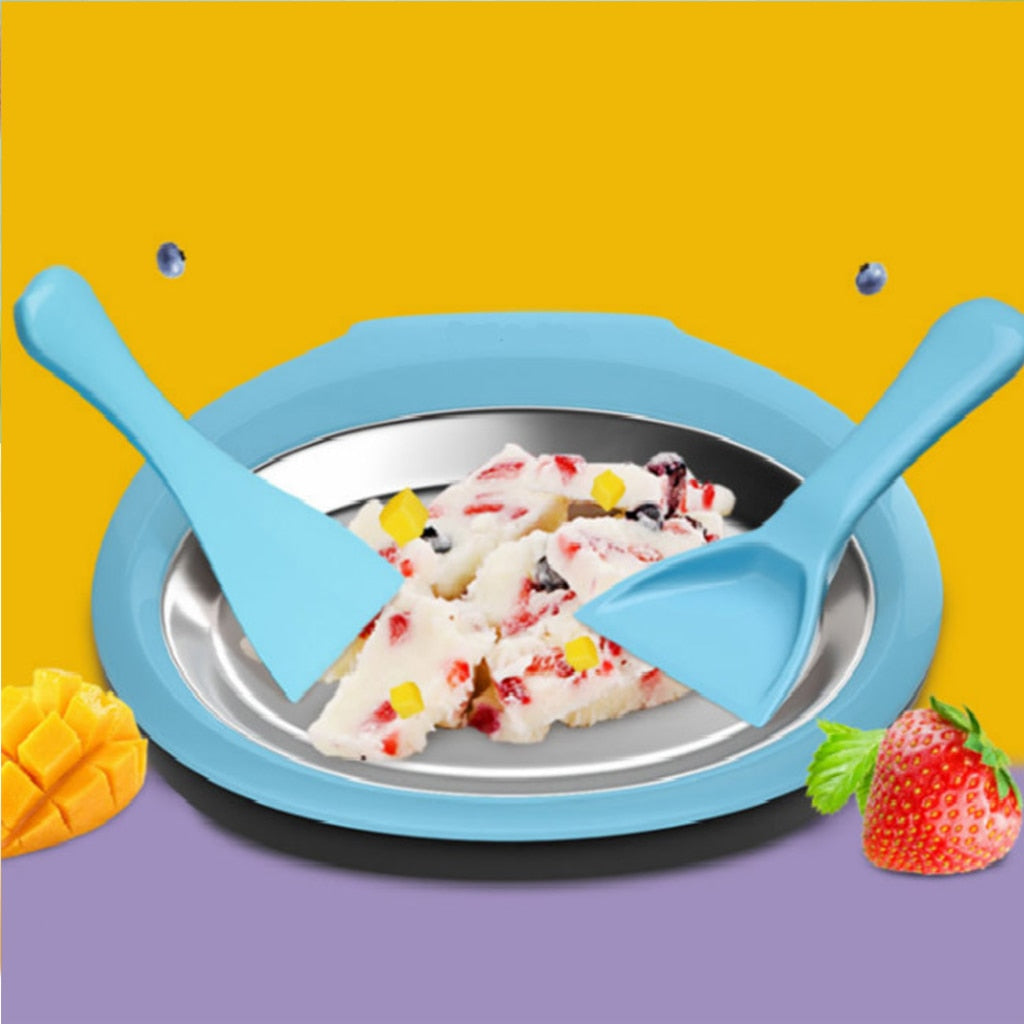 Detaljbild av isberedaren, en snabb glassmaskinplatta utan el för hemgjord sorbet.