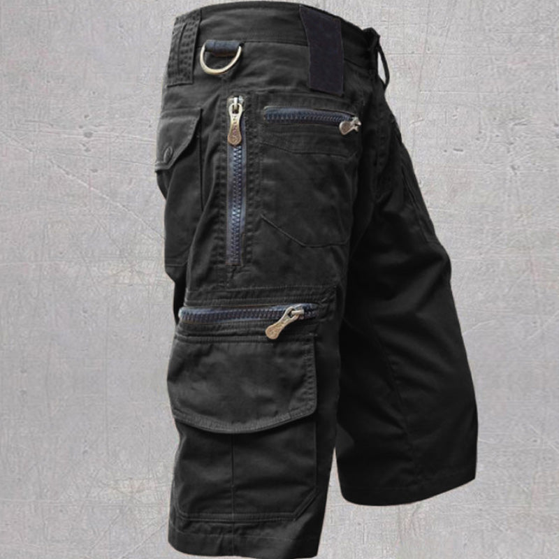 "Herr Capri Shorts i 100% bomull, hållbara och andas, idealiska för utomhusaktiviteter med justerbart midjeband."