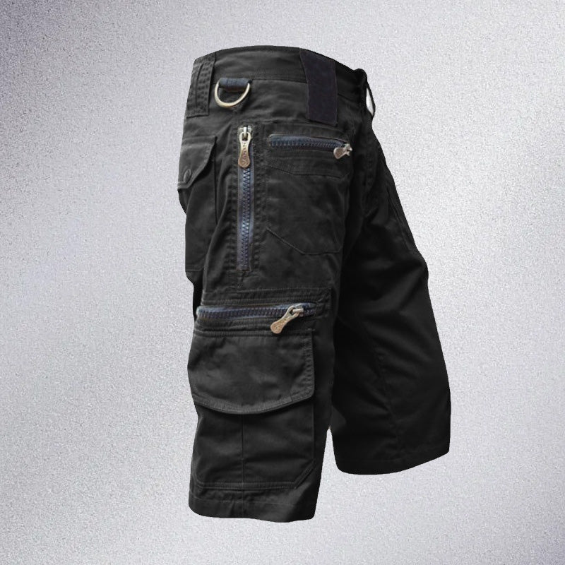 "Herr Capri Shorts i 100% bomull, hållbara och andas, idealiska för utomhusaktiviteter med justerbart midjeband."