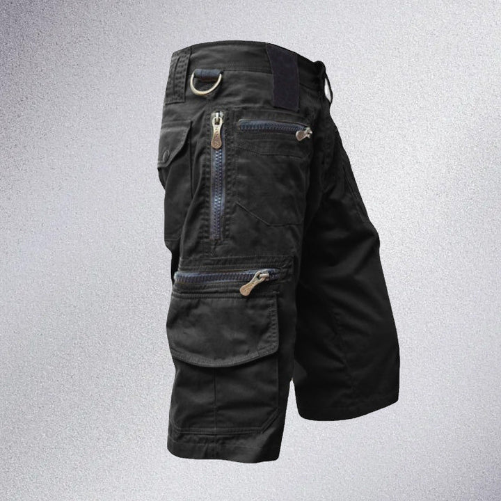 "Herr Capri Shorts i 100% bomull, hållbara och andas, idealiska för utomhusaktiviteter med justerbart midjeband."