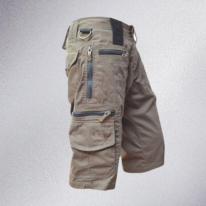 "Herr Capri Shorts i 100% bomull, hållbara och andas, idealiska för utomhusaktiviteter med justerbart midjeband."